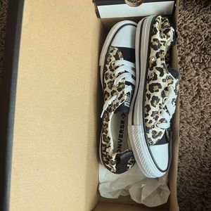 cheeta print low converse